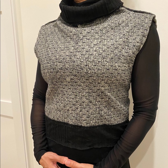 Sleeveless cropped sweater with back tie.